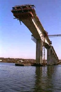 Form traveler for balanced cantilever construction